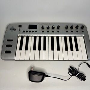 M-AUDIO O2 MIDI CONTROLLER KEYBOARD W/ ASSIGNABLE CONTROLS WITH POWER SUPPLY